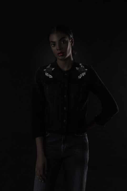 Foto moda modella sfondo nero