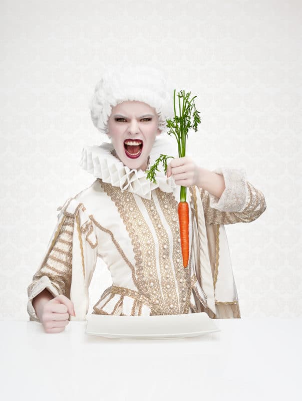Fotografo di moda top model abito bianco con carota